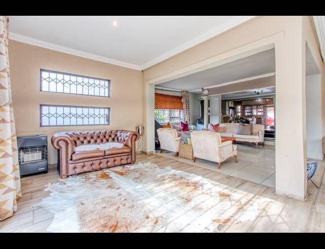 5 BEDROOM FREESTANDING FOR SALE IN MEREDALE